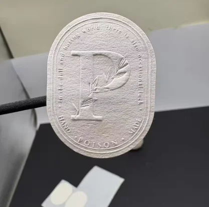 etichetta-autoadesiva-di-lusso-in-carta-opaca-personalizzata-con-texture-3d-nera-in-rilievo-per-profumi-e-candele