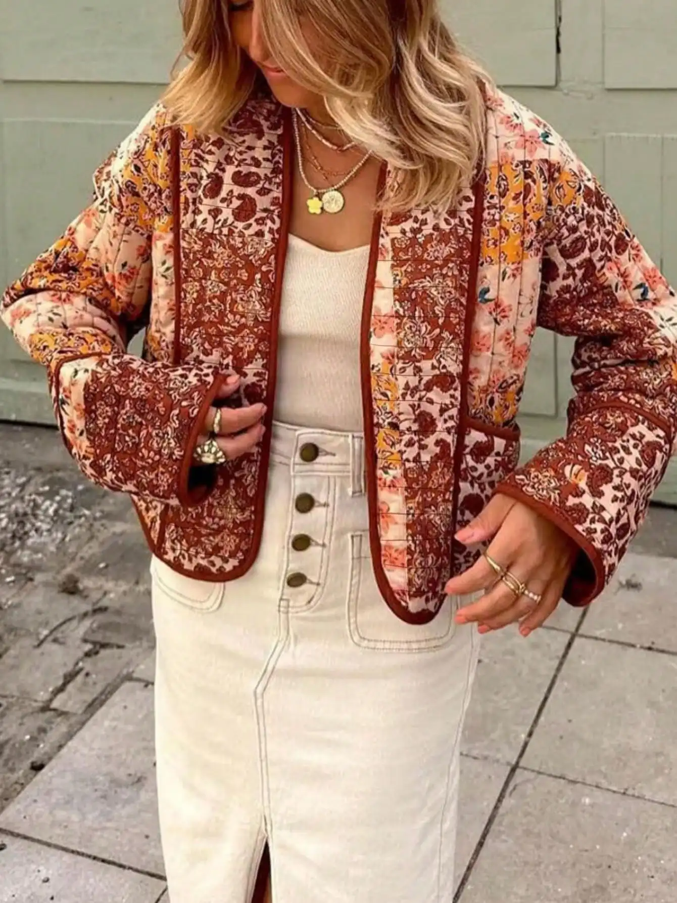 

Женская стеганая куртка на пуговицах с ботаническим принтом и спущенным плечом