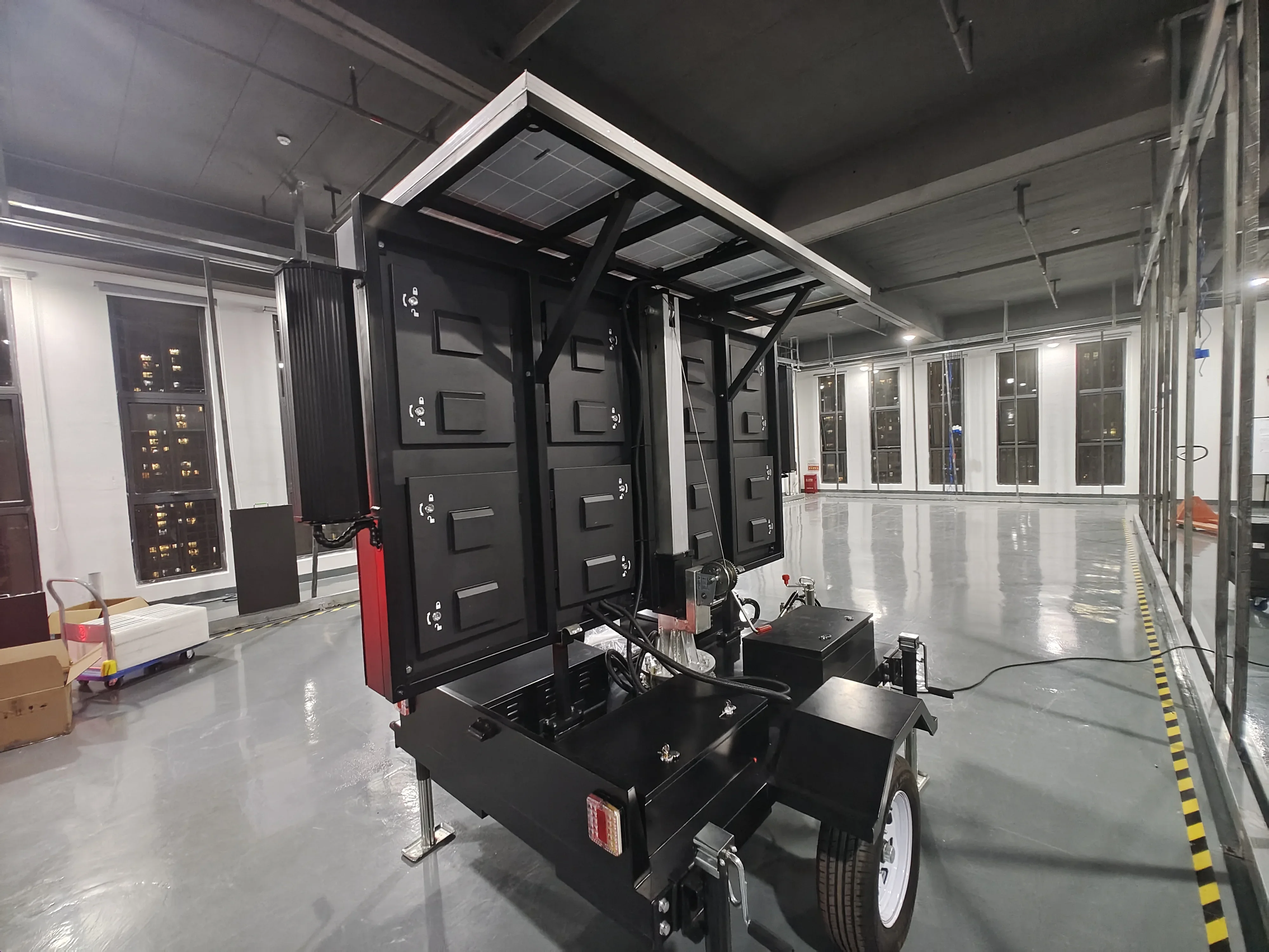 Zonne-energie P4 buitentrailer LED-scherm, schermgrootte 2240 mm x 1280 mm, aanhangergrootte 2382 mm x 1800 mm x 2074 mm