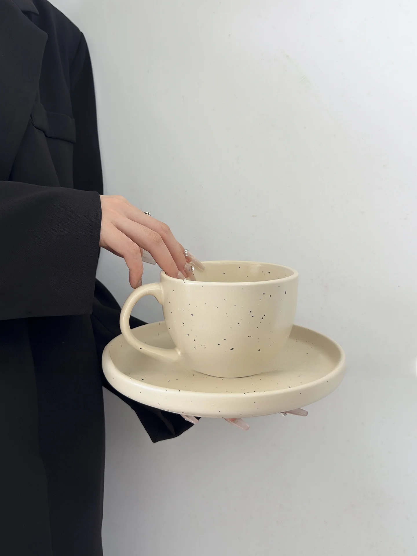 ensemble-tasse-et-assiette-a-cafe-en-ceramique-blanc-laiteux-finition-mate-design-simplifie-style-unique-pour-le-bureau-et-la-maison