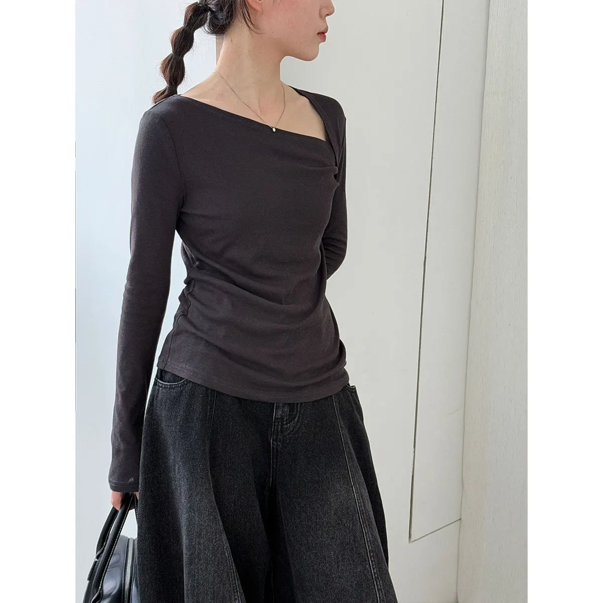 Camicia con fondo pieghettato con design a spalla inclinata T-shirt Spice Girl autunno nuova vestibilità slim a maniche lunghe