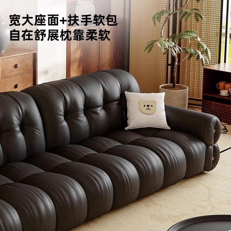 直線ソファ モダンなリビングルーム 小さなアパート フレンチレトロ ブラックピアノキー レザーソファ