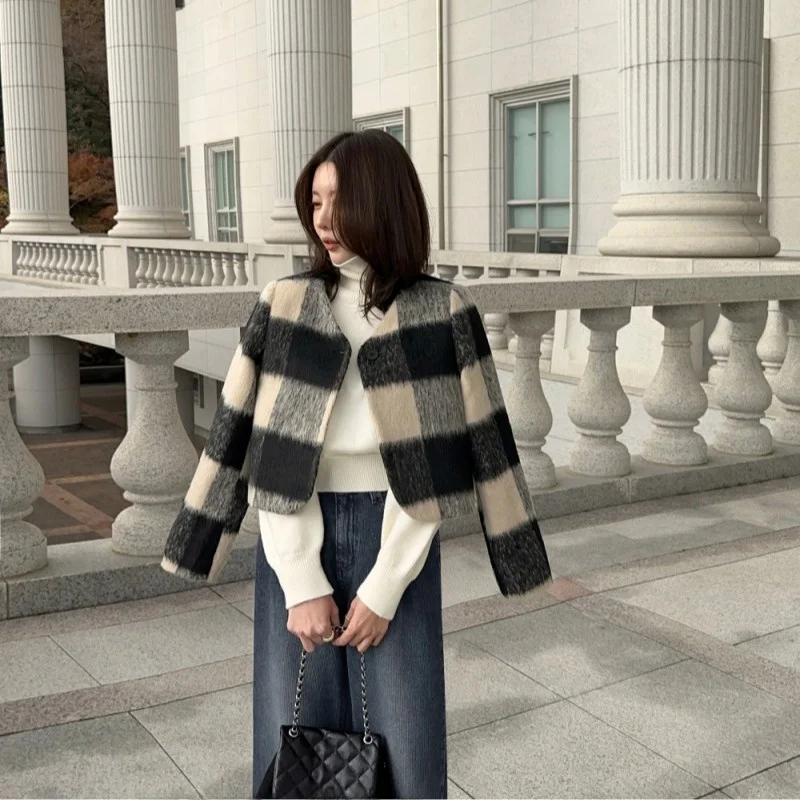 

Стильное корейское короткое шерстяное пальто с V-образным вырезом и пуговицами, на хлопковой подкладке, для женщин, модный клетчатый дизайн, весенняя верхняя одежда