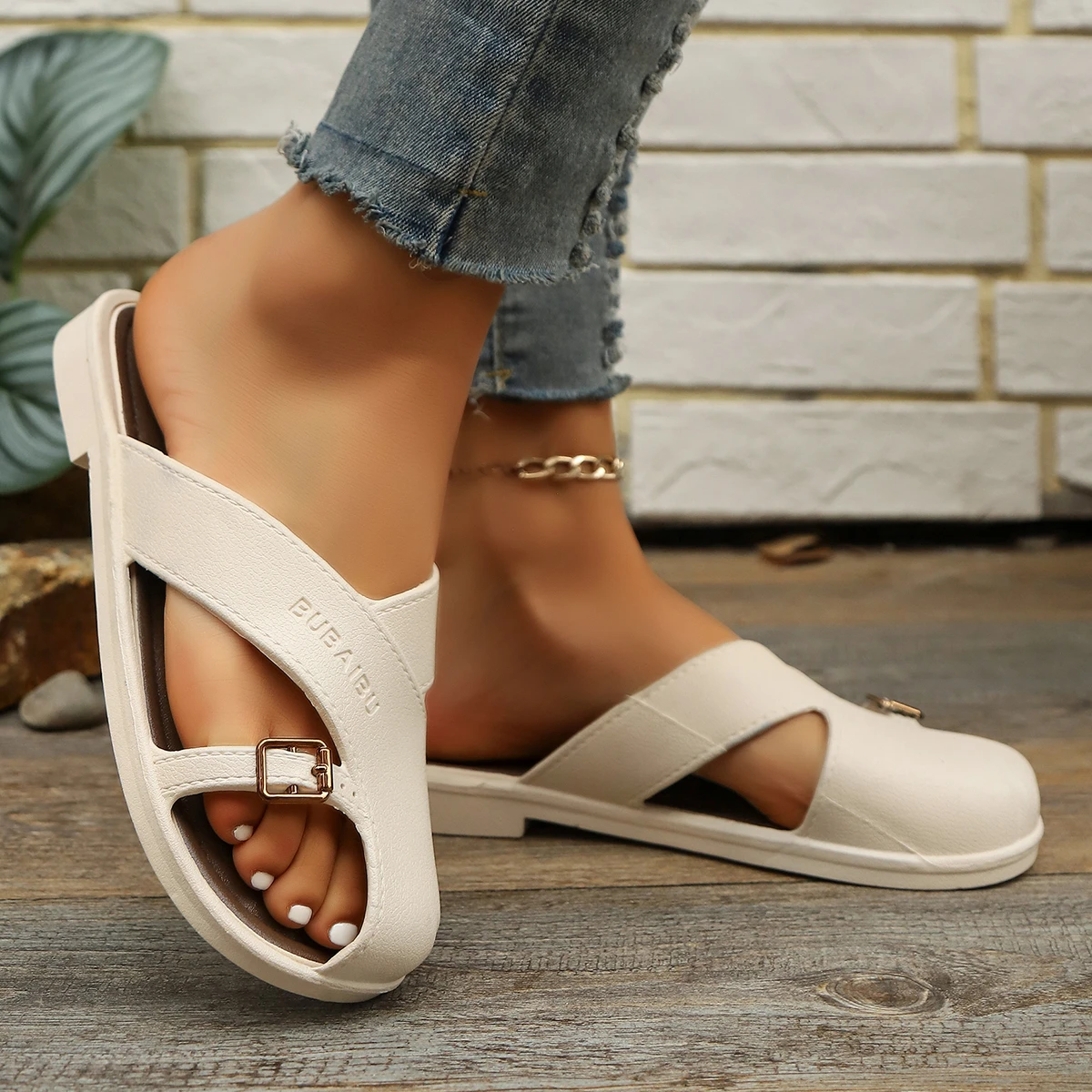 

*Summer New Round Headed Comfortable Casual Women's Slippers Fashionable Hot Selling Sexy Buckle Elegant Flat Beach Slippers