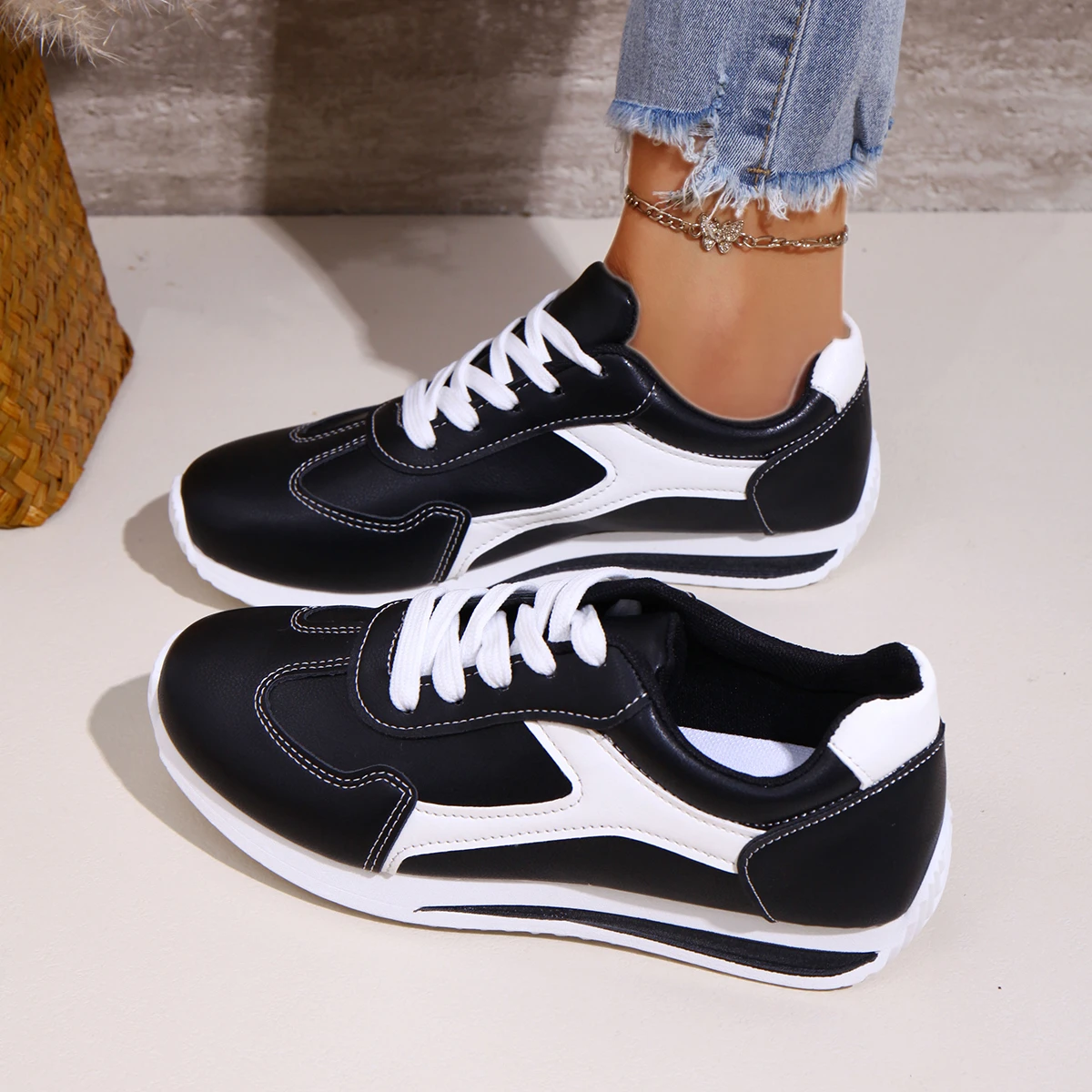 

2025 Spring New Women Sneakers Comfortable Outdoor Fashion Versatile Flat Casual Sneakers Lace Up Women Sports Shoes Plus Size