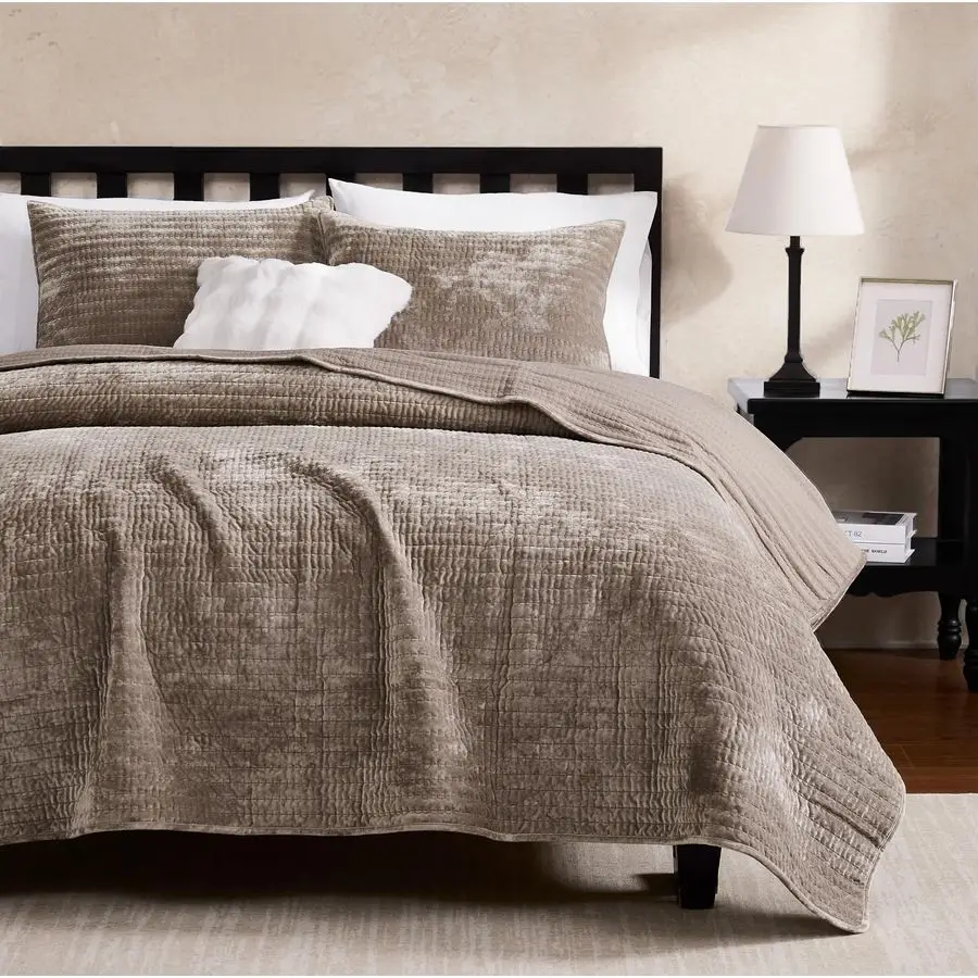 

Вельветовый комплект покрывал King Size: коричневый, тауп, бежевый, верблюжий, в полоску, с декоративной строчкой, мягкий, легкий, в стиле кантри/фермерский/рустик.