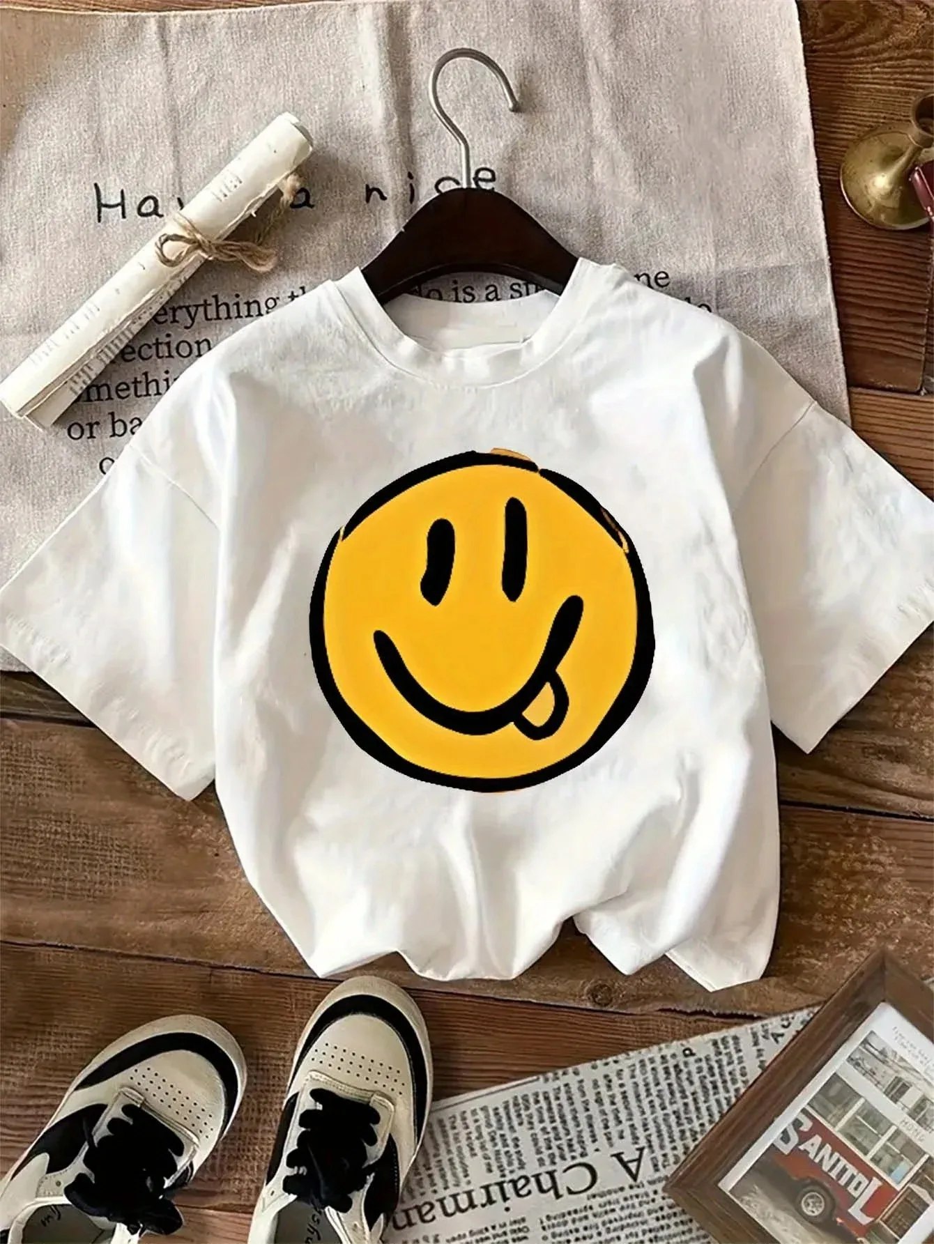 Camiseta de manga corta con estampado de cara sonriente amarilla Estilo informal y versátil Adecuado para el uso diario de verano de las mujeres y salir