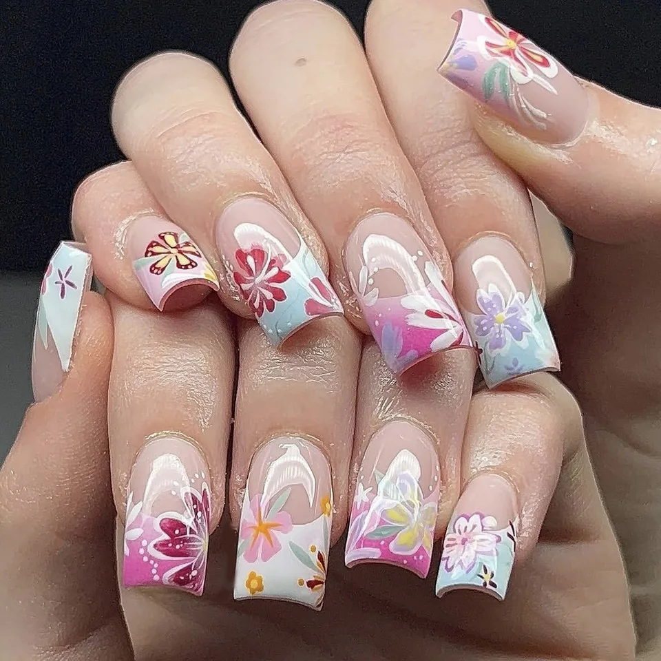 24 piezas uñas postizas en forma ataúd, longitud media, con puntas francesas blancas, impresas con flores rosas y blancas, para primavera/verano, manicura DIY 5