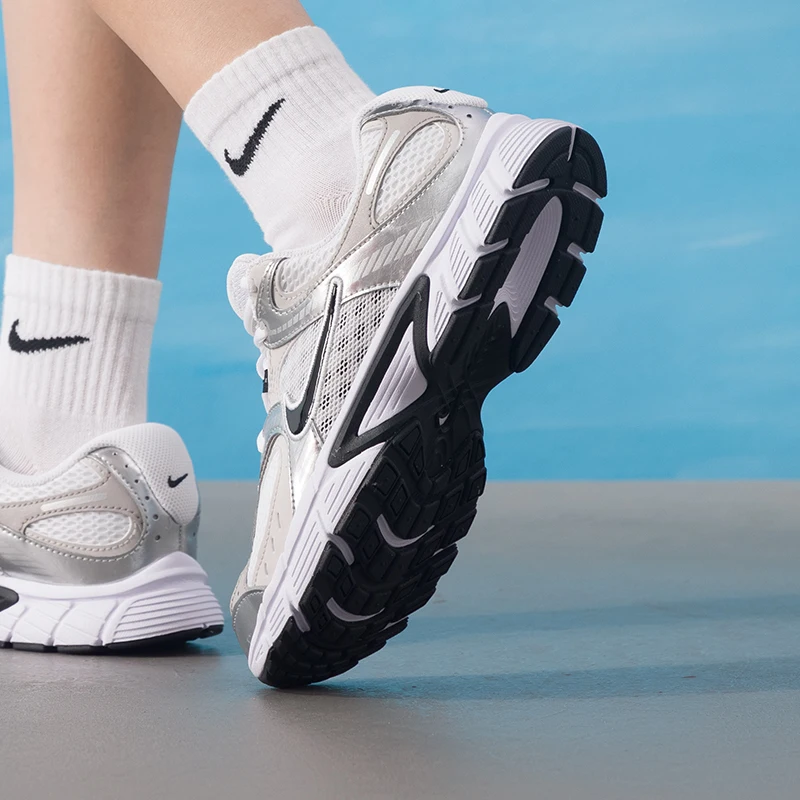 أحذية نايك النسائية، أحذية الأطفال الكبيرة V5 Rnr (Gs) أحذية كاجوال، أحذية جري رياضية خفيفة الوزن للشباب Hq6411-100