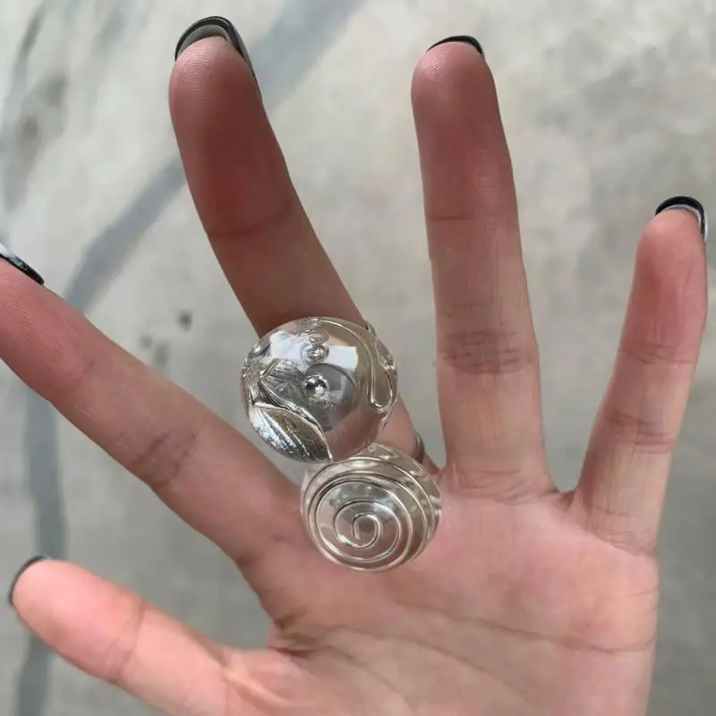 حلقات مفتوحة على شكل زهرة حدوة حصان شفافة لالتقاط الصور الفوتوغرافية للأظافر في الاستوديو، عرض مكياج ملون لجل الأظافر