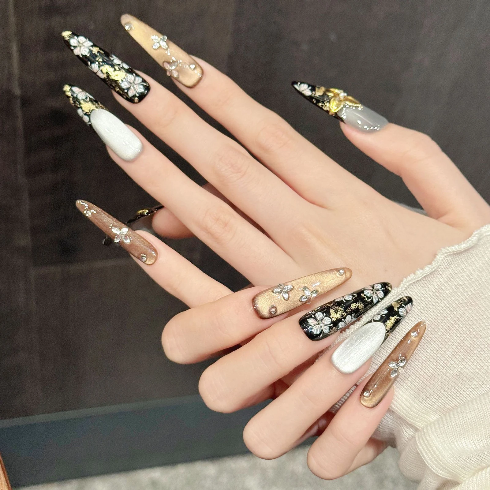 Faux ongles longs en amande faits à la main, 10 pièces, faux ongles français noirs, imprimés floraux, yeux de chat brillants, décoration florale 3D