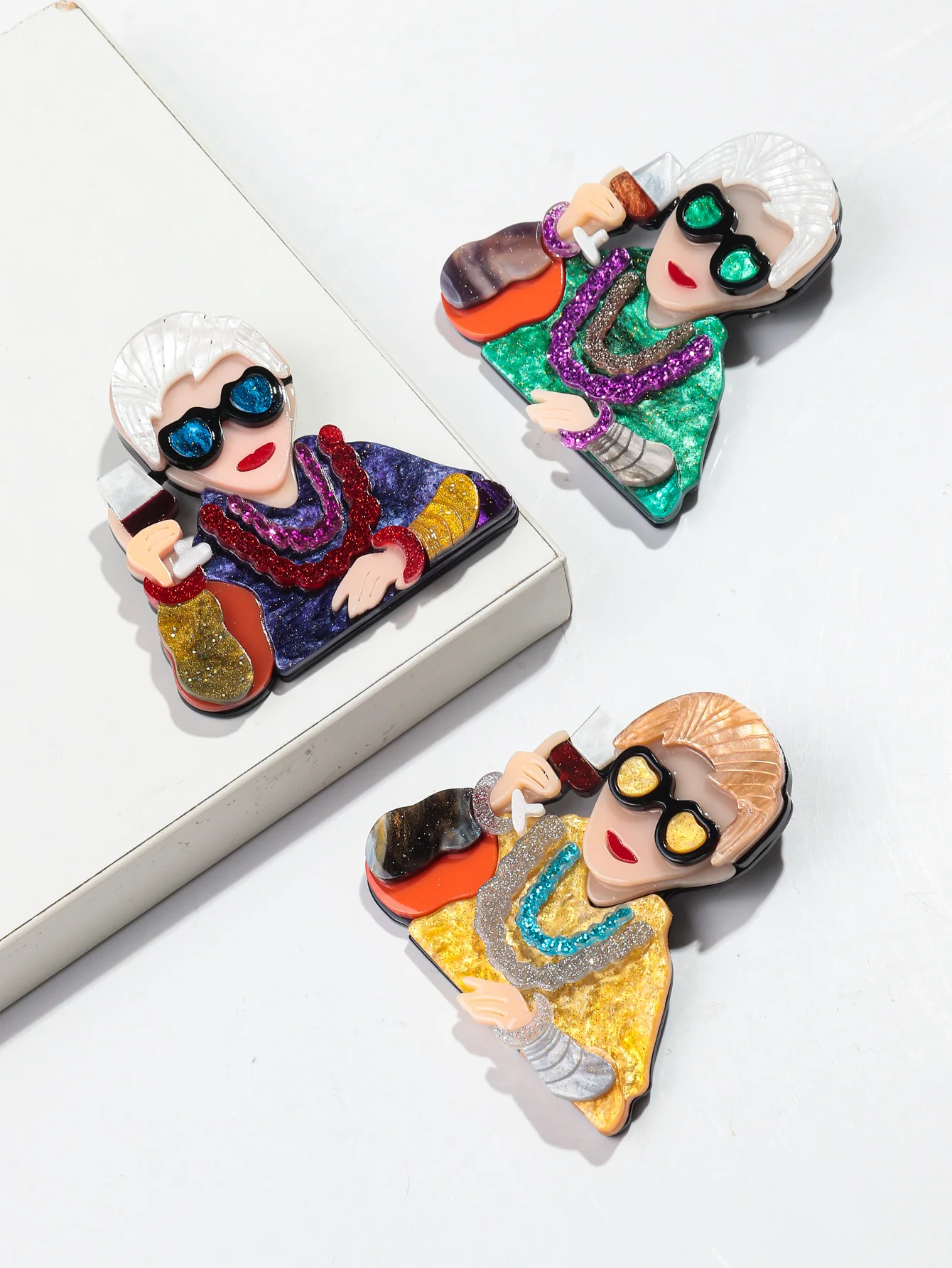 Modische Großmutter-Acrylbroschen für Damen, Niedliche Weinglas-Alte-Damen-Figur Anstecknadeln, Kleidungsschmuck-Accessoires – Detail 6