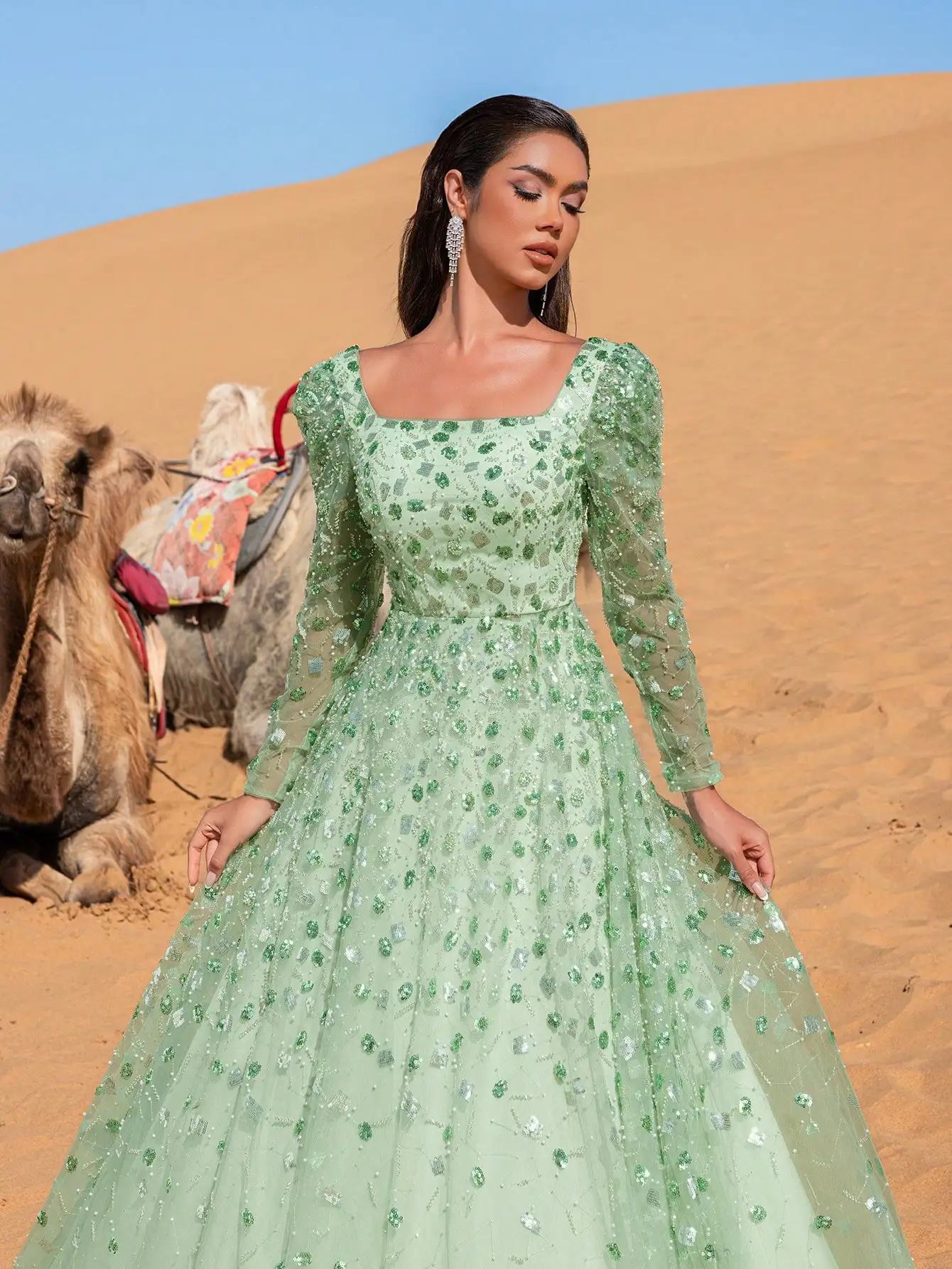 Haute Glamour ชุดราตรีประดับด้วยลูกปัดเลื่อมสุดสวยพร้อมแขนยาวและเสื้อท่อนบนพอดีตัว - ซ้อนทับเชียร์หรูหราและแสงพราว E