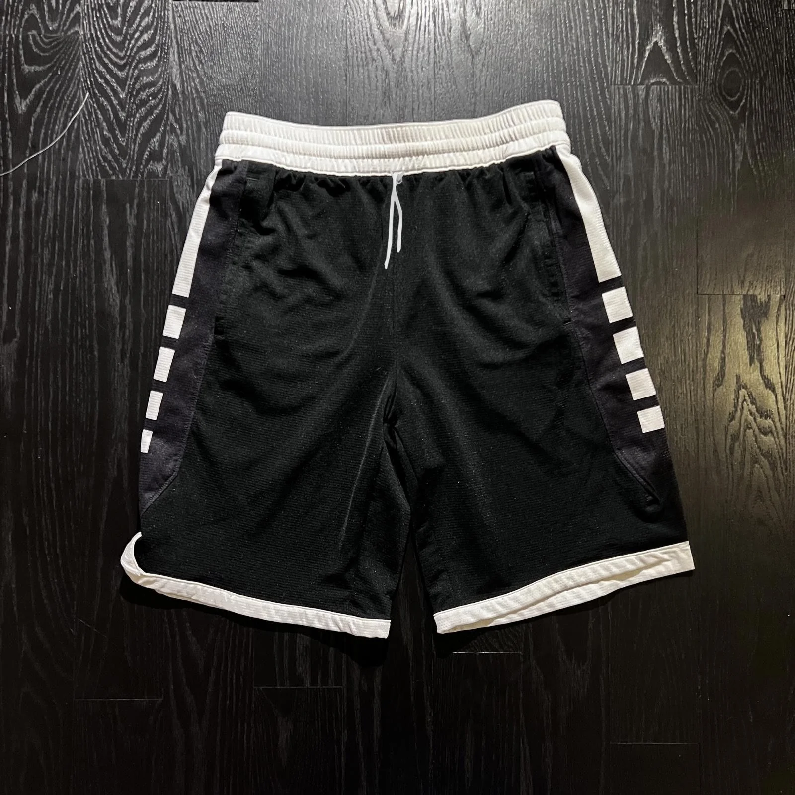 Minimalistische Schwarz-Weiße Basketball-Shorts, Schnell Trocknender Stoff Kordelzug Unisex Street Loose Sporthose – Detail 4