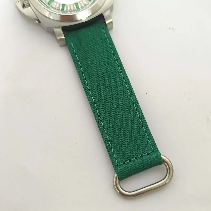 O novo relógio masculino tem uma caixa de aço inoxidável de 40 mm com mostrador de espelho mineral e fundo transparente com calibre NH35