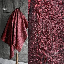 Tessuto Jacquard Texture rosso scuro Retro pieghettato indumento esterno Designer panno cucito fai da te di metri materiale poliestere