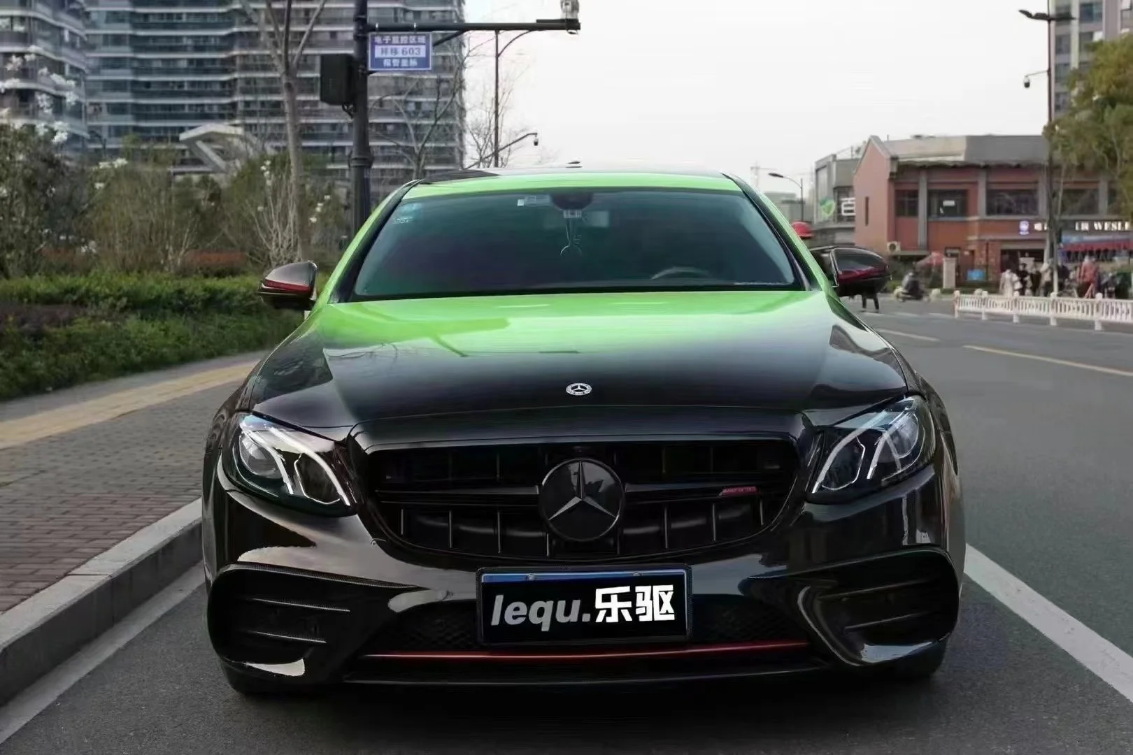 Изготовленная на заказ глянцевая виниловая пленка-хамелеон от черного до зеленого цвета, автохромная, индивидуальный художественный дизайн, автомобильная черно-зеленая упаковочная пленка