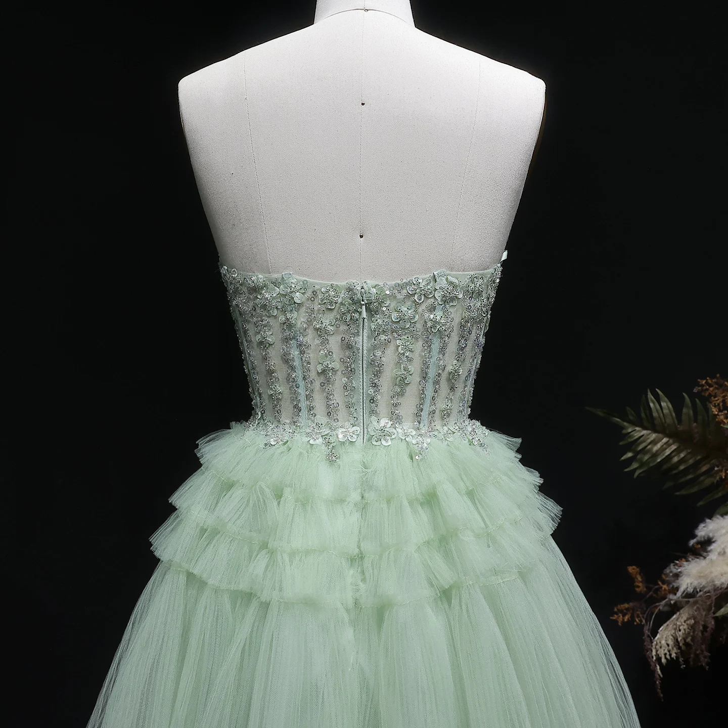 Sharon Said Grünes trägerloses Homecoming-Kleid mit tiefem V-Ausschnitt, Perlenbesetztem Korsett, gestuftem Tüll, Dubai Mini Cocktail- und Abendkleid RM137 Maßanfertigung – Detail 9