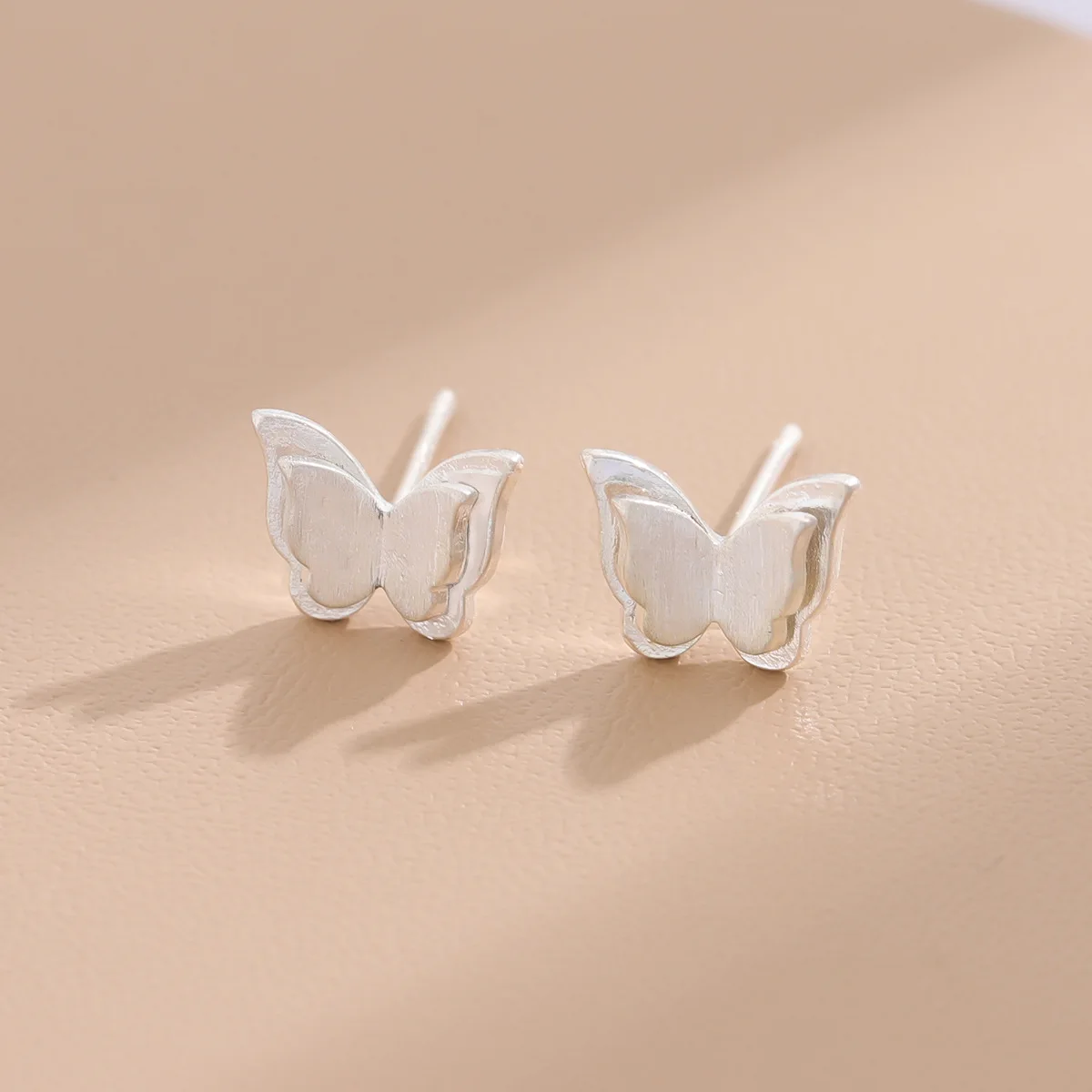 UiniTail new 925 Tibetan silver fashionable three-dimensional butterfly brushed temperament personalized small earrings ED208