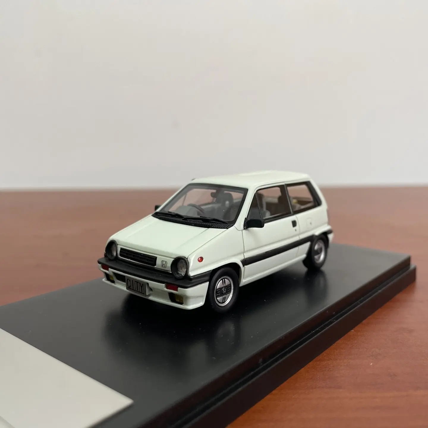 Hi Story 1:43 Maßstab Resin-Modell Weißer Honda City R 1985 Spielzeugautos Klassiker Nostalgie Erwachsenengeschenke Souvenir Statische Ausstellung