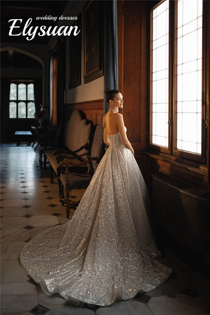 笑顔、ストラップレス、ワンラインのウェディングドレス、きらめく花嫁のドレス、フロントホールにある新しいウェディングドレス