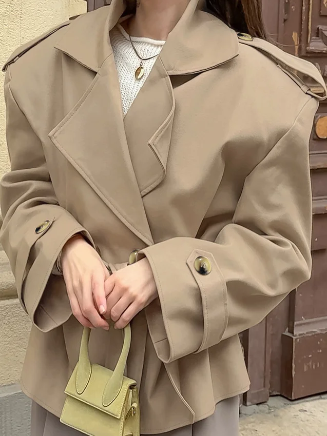 Modieus casual windjack met riem, midi-lengte, kaki kleur, nieuw herfstontwerp, trendy, geschikt voor woon-werkverkeer, van polyester.