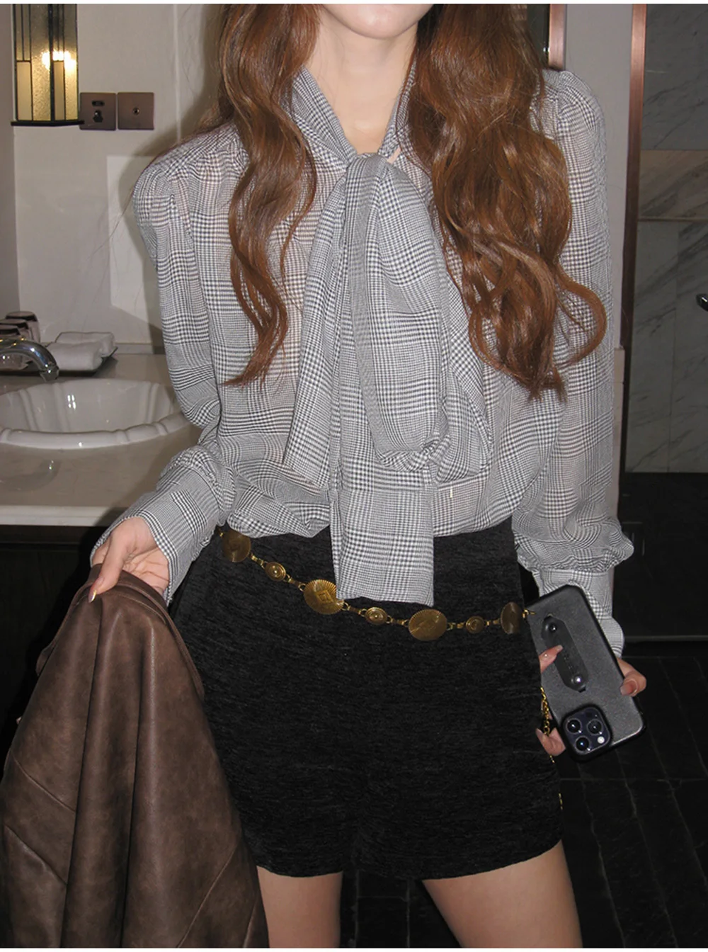 Retro Koreaanse stijl geruit overhemd voor dames met strikje ontwerp lente 2025, vroeg seizoen nieuwe innerlijke slijtage kantoor dame gelaagde tops