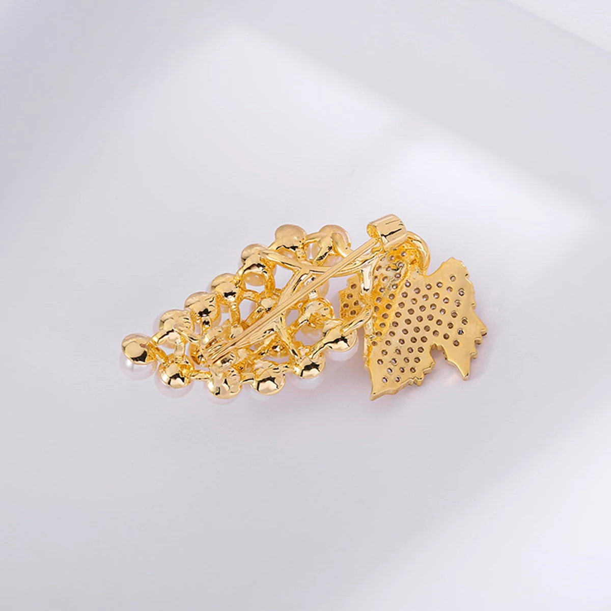 

Golden K1218 Grape Brooch with Pearl Rhinestone Metal Shining Pin for Clothes Bag Jeans Scarf Fashion Accessory