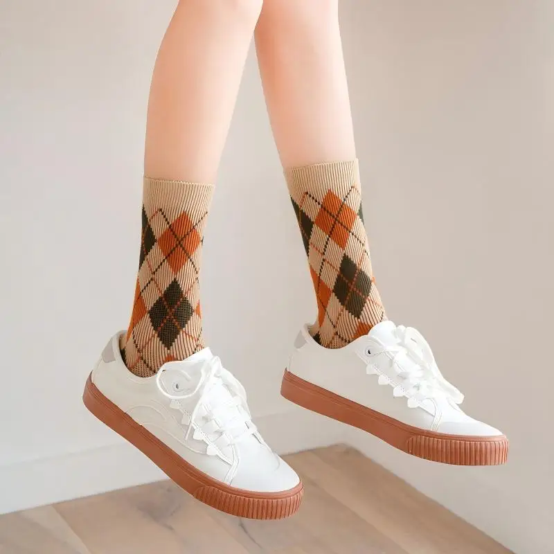 Retro-Socken mit Diamantmuster, die bis zur Mitte der Wade reichen, 5er-Pack, im britischen Stil mit farblich abgesetzten Mustern, strukturierte vertikale Streifen, geeignet für trendige Outfits, zum Tragen im Alltag oder als Geschenk für die Feiertage. – Detail 10