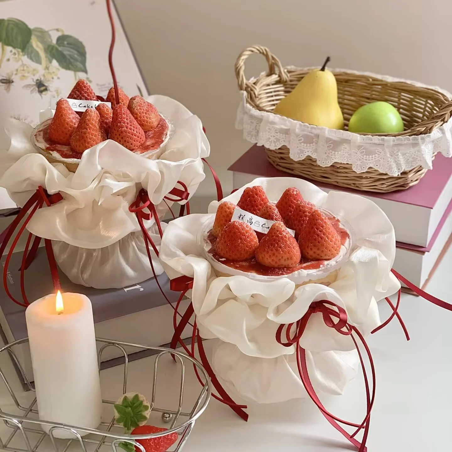 

Новогодний декор для торта: букет из клубничных цветов, лента-бант, красивая складная кайма, праздничные принадлежности