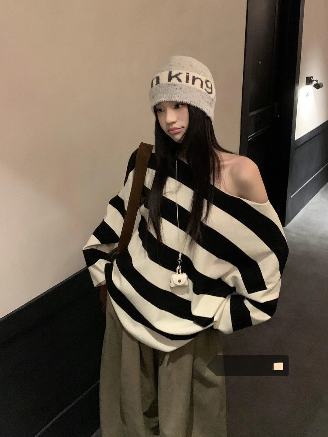 

Laid-ba Vintage Color Blo Stripe Asymmetrical oulder Knitted Top Women Early Spring Loose Personali oulder Bared Ba...