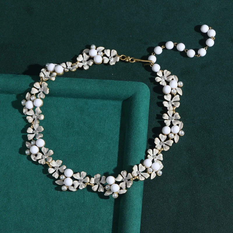 خمر زهرة المختنق القلائد أنيقة الزجاج الأبيض الحجر الطبيعي خمس أوراق امرأة اكسسوارات مصممي المجوهرات الفاخرة 2025