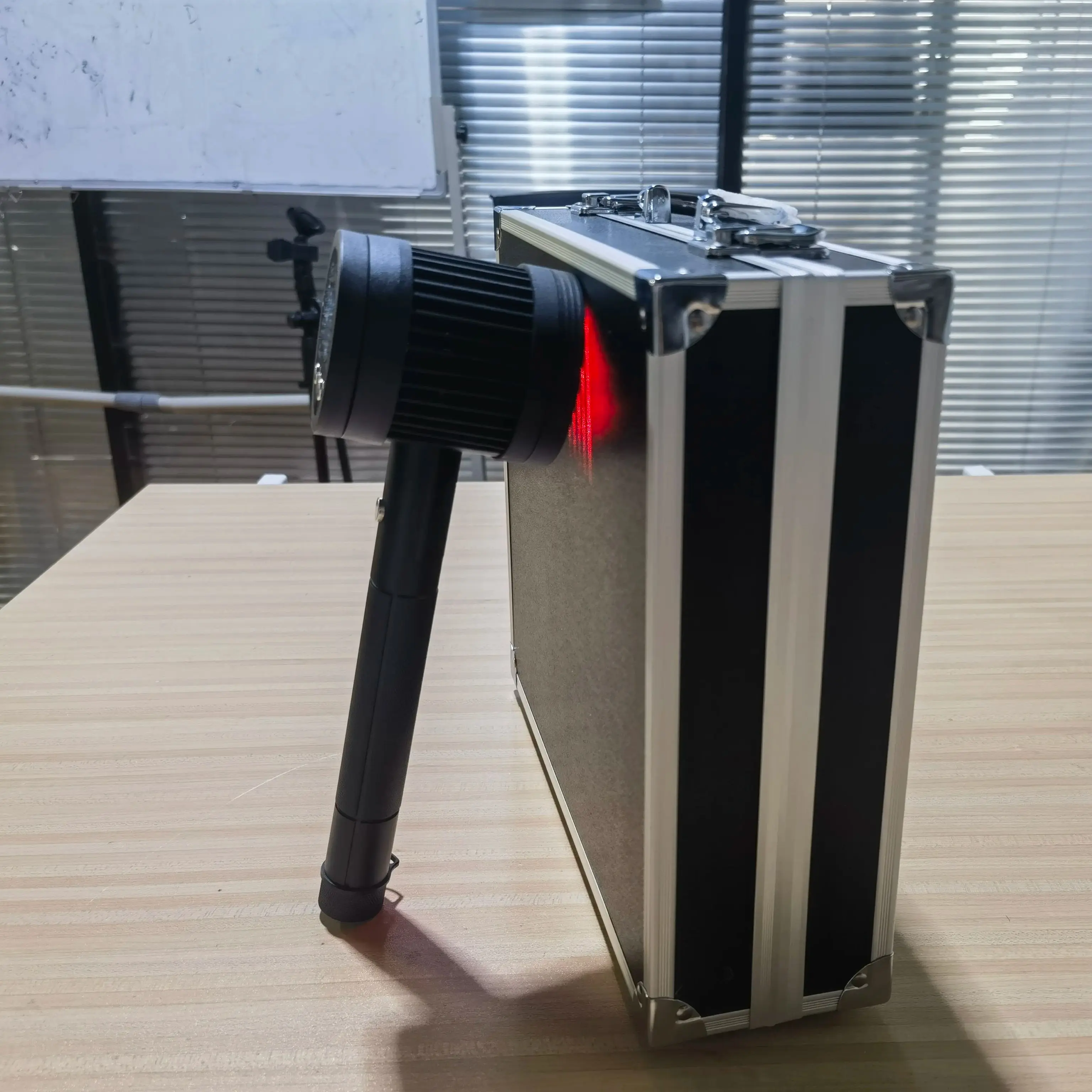 

650nm 808nm Handheld Cold Laser Physiotherapy for Pain Near Infrared Light Therapy for Injuries, Inflammation, Wounds