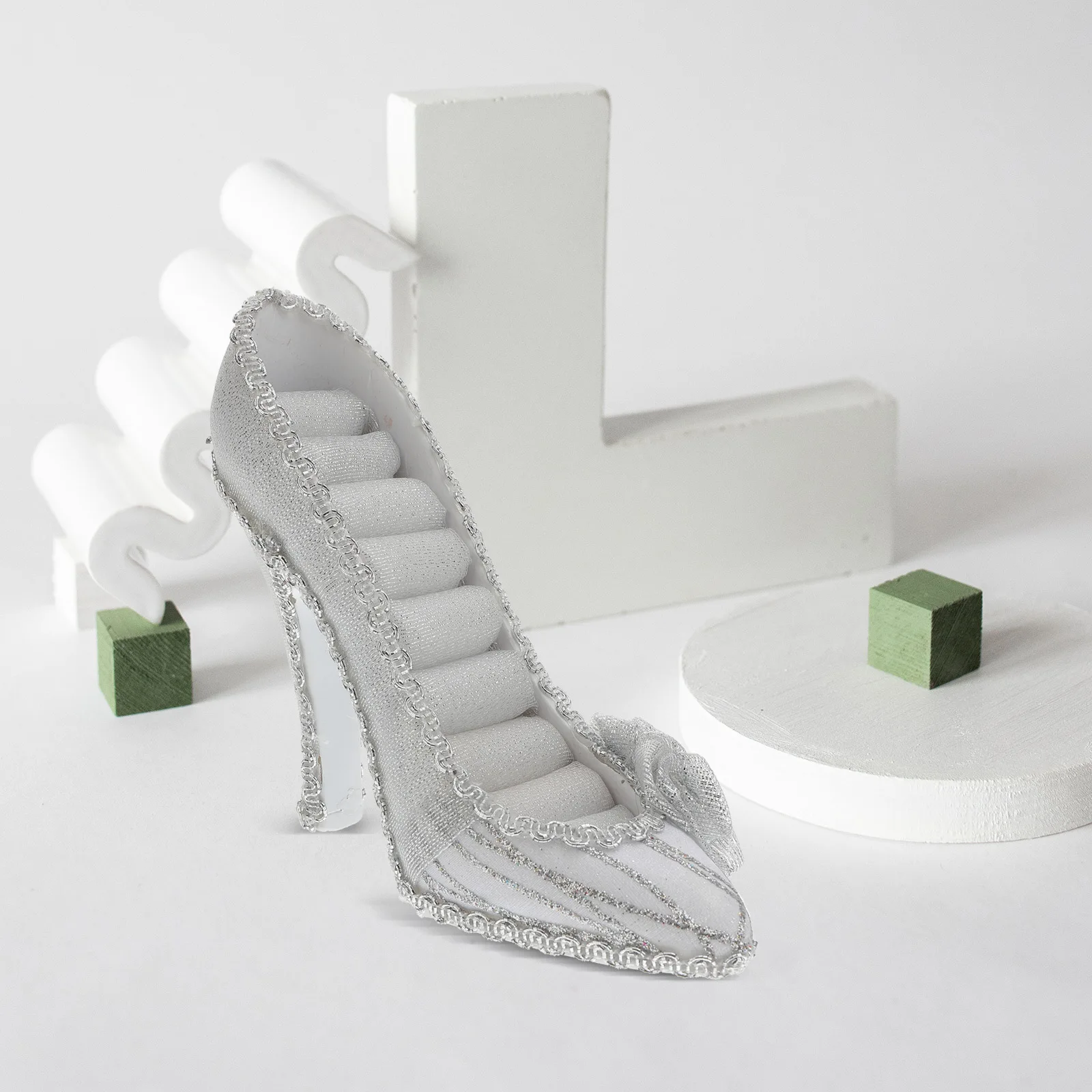 

Держатель для сережек из смолы на высоком каблуке. Стильная стойка для демонстрации ювелирных изделий для колец, браслетов, ожерелий. Магазин фотографий.