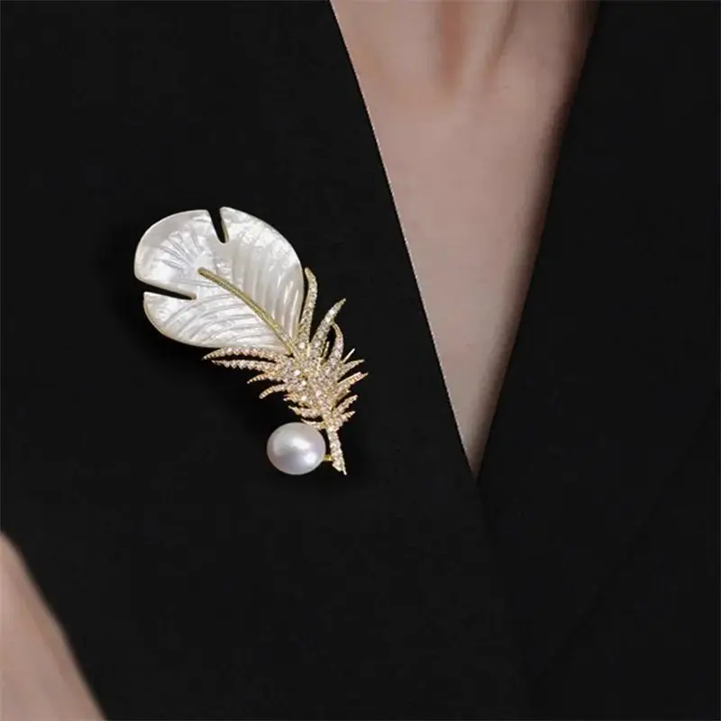 Fashion Crystal Shell Feather Brooch Pins for Women Luxury White Pearl Gold Color Party Wedding Gifts Clothing Accessories 2024