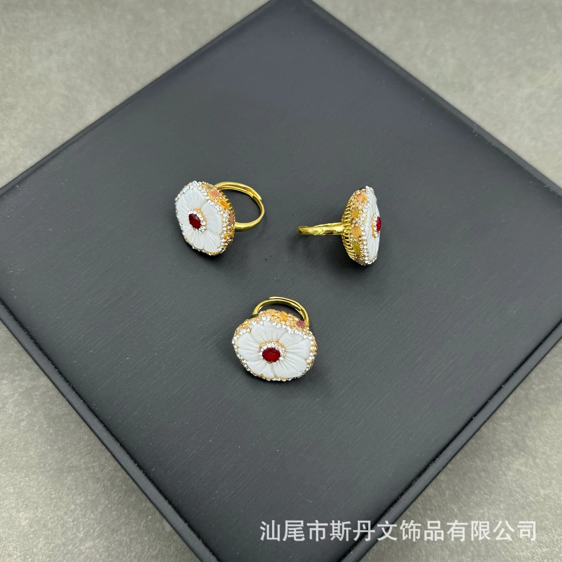 

Natural Bauhinia shell jade personalized Czech crystal inlay craftsmanship personalized fashion color retention ring ring