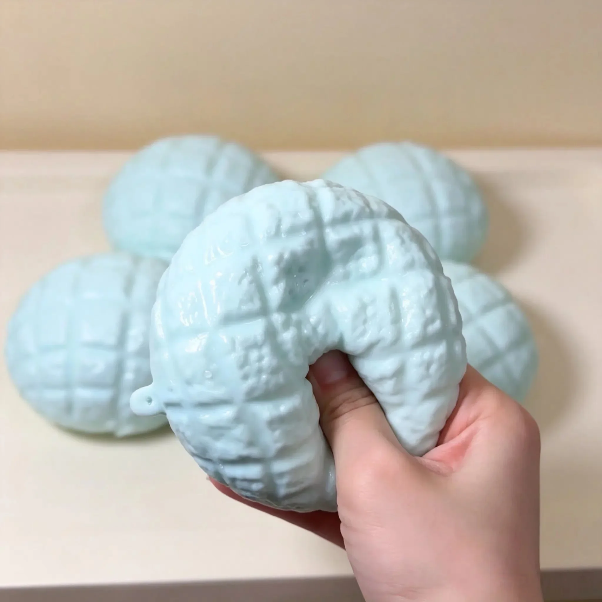 Lebensmittelförmiger Stressball Ananas-Brötchen Quetschspielzeug Formbarer Hüpfball ASMR Sensorisches Anti-Stress Fidget-Spielzeug Quetschspielzeug – Detail 4