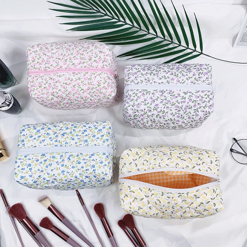 حقيبة مكياج مبطنة بالزهور منتفخة، منظم مستحضرات التجميل ذو سعة كبيرة مع حقيبة تخزين للسفر بسحاب للنساء والفتيات