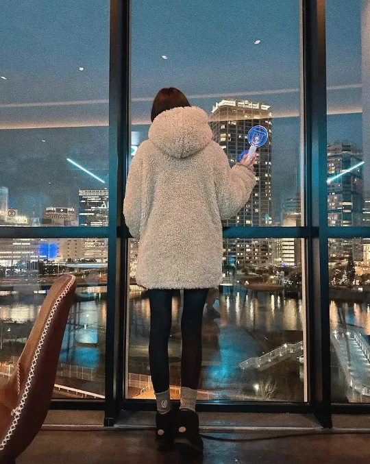 Cappotto Invernale Stile Giapponese Nuovo Modello Ampio con Cappuccio Lunghezza Media in Ecopelliccia Soffice Ringiovanente Dolce Versatile da Donna