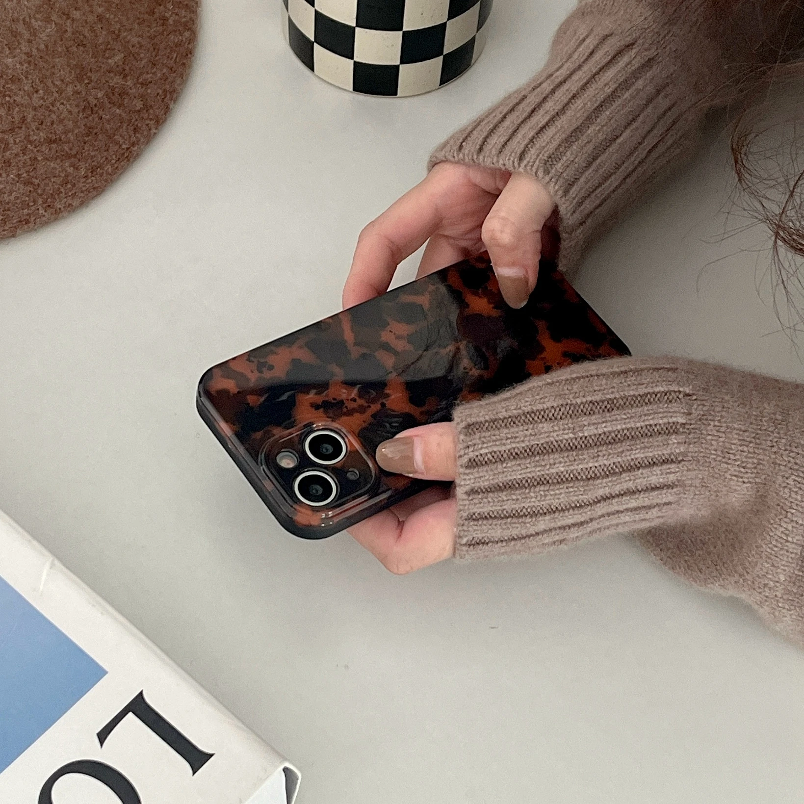 Stilvolle dunkle Farbe Schildpatt Bernstein weiche glänzende Schutzhülle für iPhone 16 15 14 13 12 11 Pro Max Plus – Detail 13