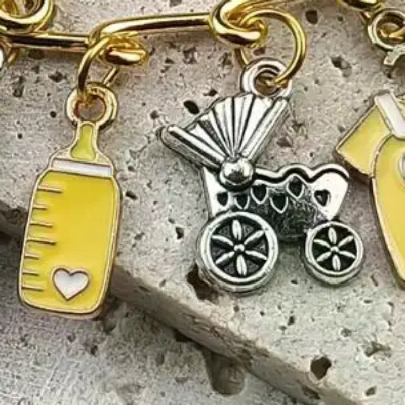 New Baby Arrival Charm Safety Pin Brooch Foot Bottle Stroller Dummy Enamel Pins Gender Reveal Shower Gift Clothes Bag Decorativ