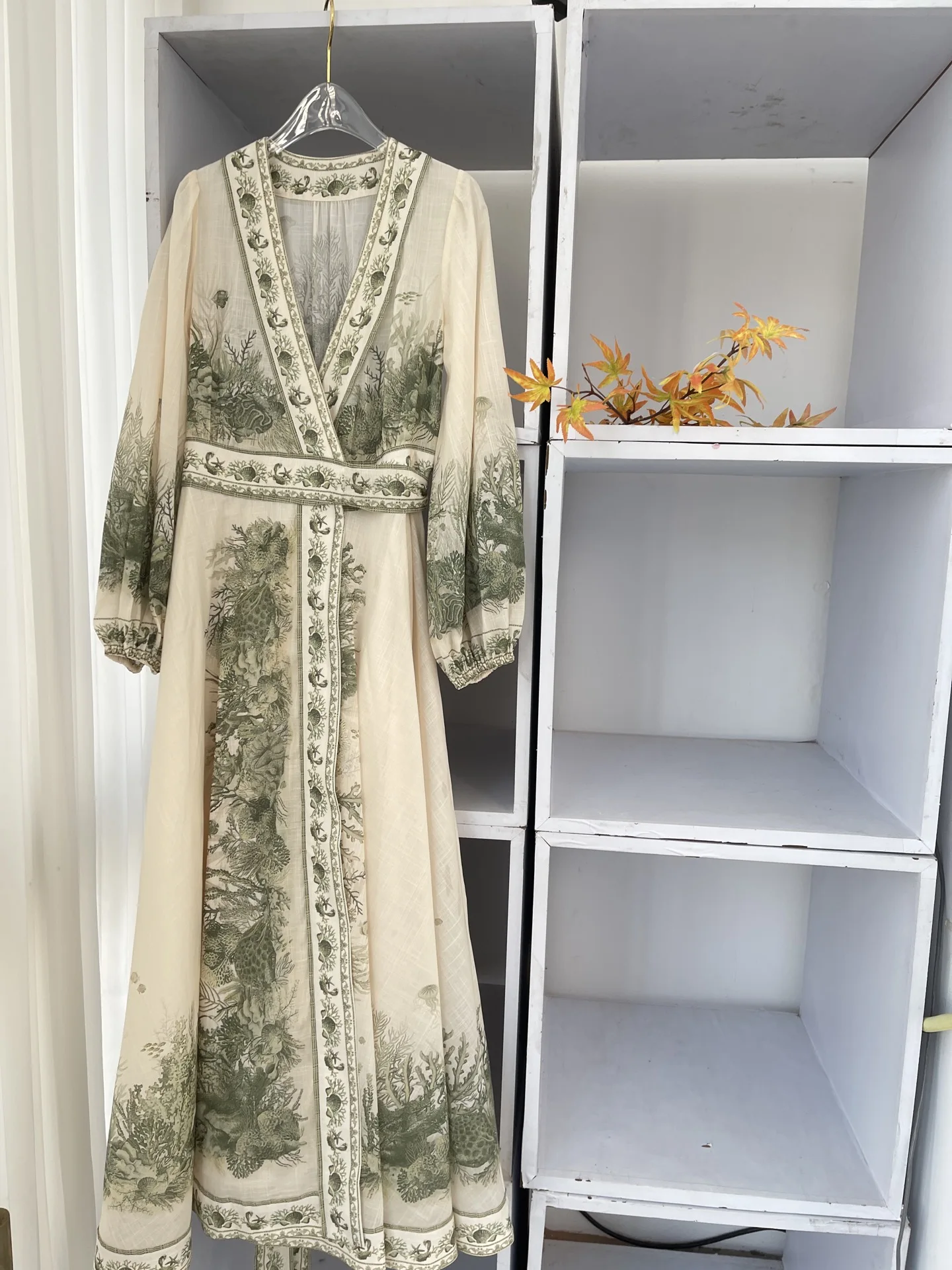 فستان متوسط الطول بأكمام طويلة مطبوع بنمط نباتي أبيض وأخضر من القطن عالي الجودة للنساء