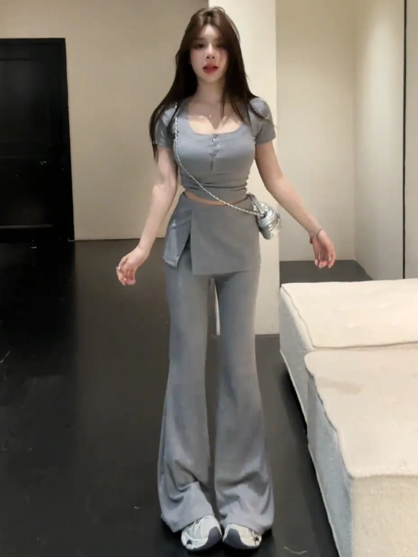 

Весенний модный комплект для женщин: облегающая футболка с квадратным вырезом и коротким рукавом, а также повседневные брюки с высокой талией.