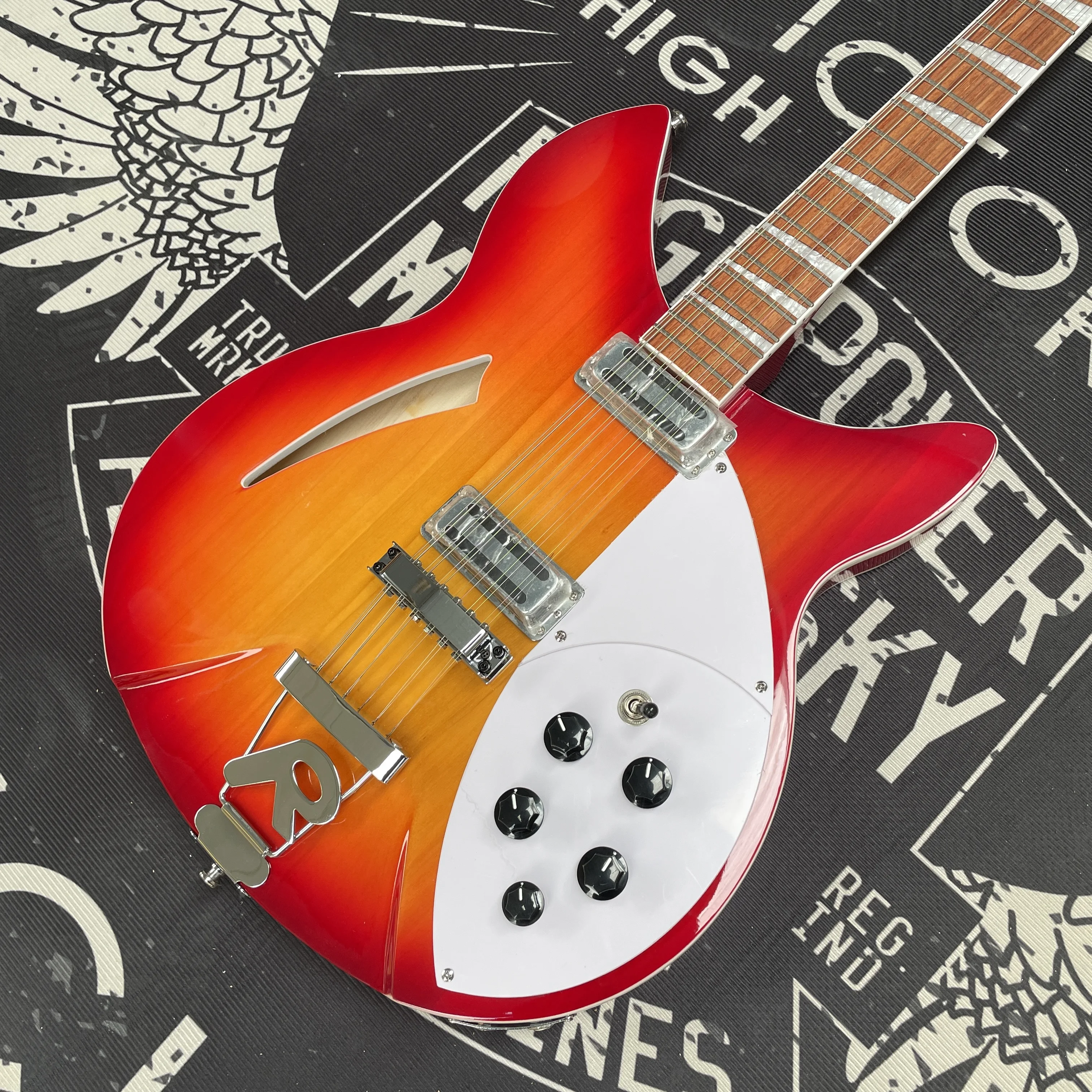 Guitarra eléctrica de 12 cuerdas, con un puente y clavijas de afinación únicos, que ofrece un tono brillante y transparente. Madera de palisandro de 21 trastes