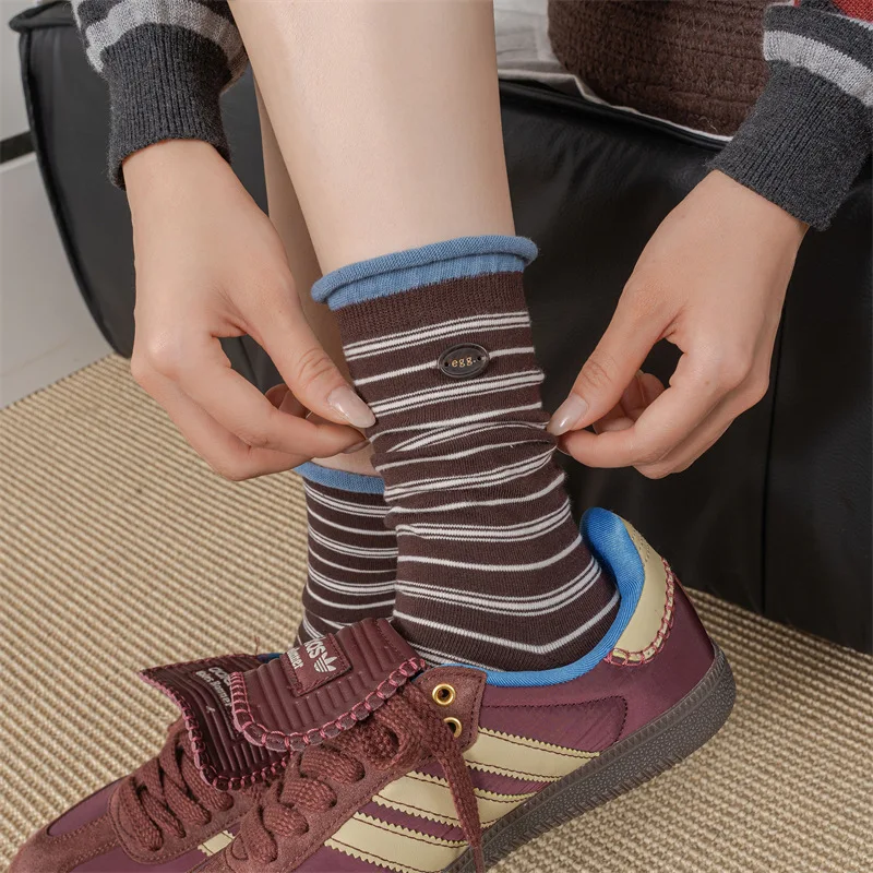 3 Paar Retro-Socken mit gepunkteten Streifen und Knöpfen für Damen, modische gestapelte Herbstsocken in Maillard-Braun-Farbblock-Design – Detail 6