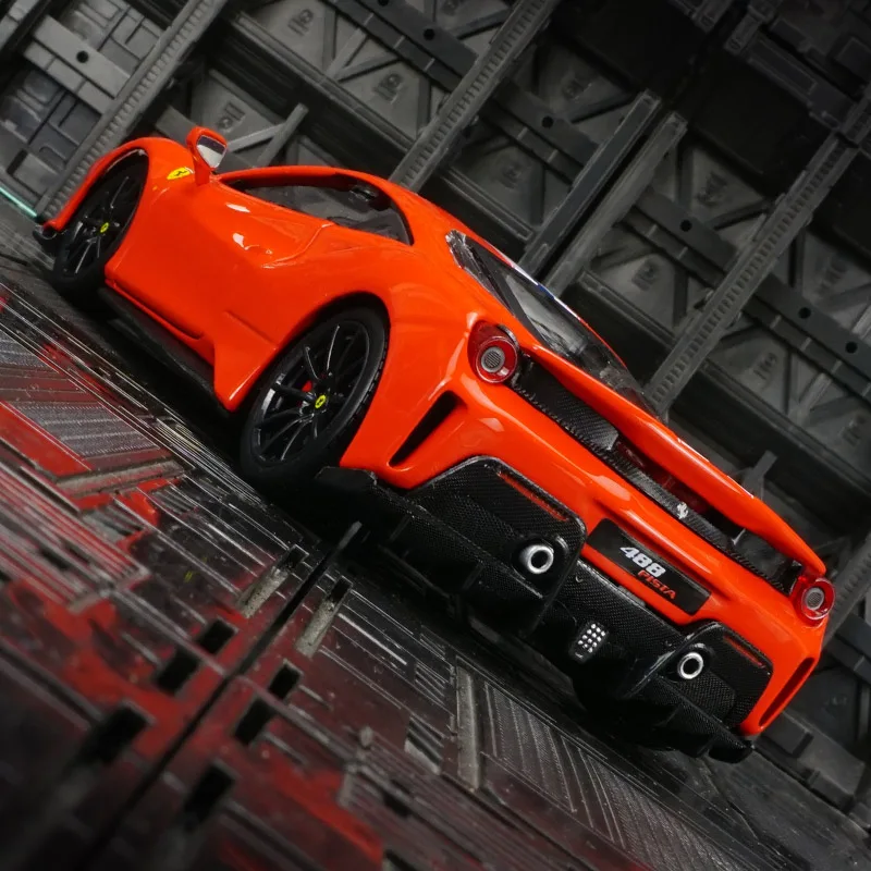 

Bburago 1:24 Ferrari 488 PISTA, модель автомобиля из сплава, коллекция украшений, дверей можно открыть, подарок друзьям на день рождения
