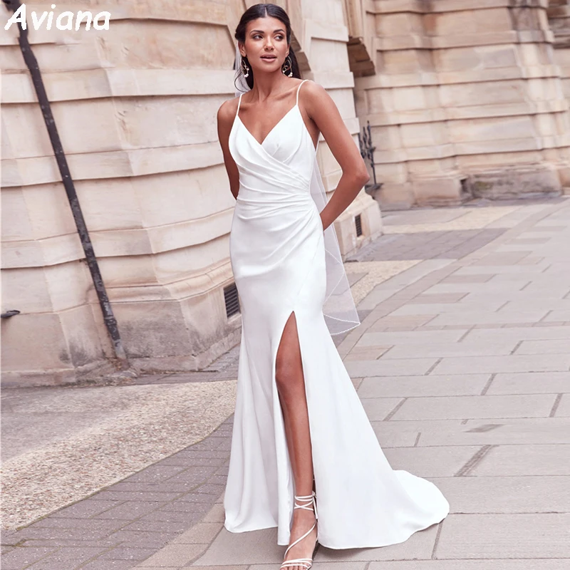 

Aviana Simple V Neck Crepe Mermaid Wedding Dresses Spaghetti Straps Pleat Beach Boho Bride Gowns Backless Side Slit Bridal Dress