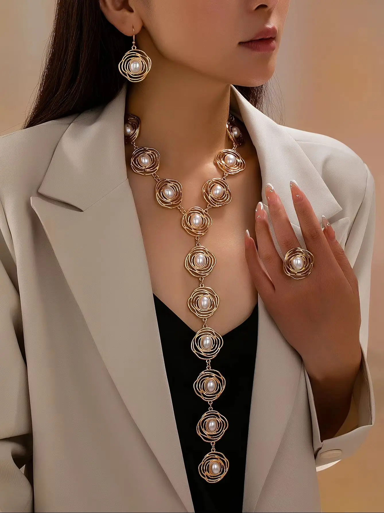 Damen-Schmuckset mit goldfarbenen, spiralförmigen Blumen und Perlen, mehrschichtige, drahtumwickelte lange Halskette, Hängeohrringe, Ring, Vintage-Party, auffälliger, dekorativer Schmuck. – Detail 8