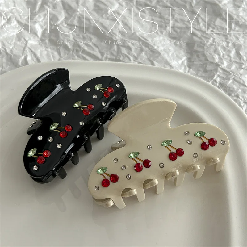 Заколка для волос на тему вишни