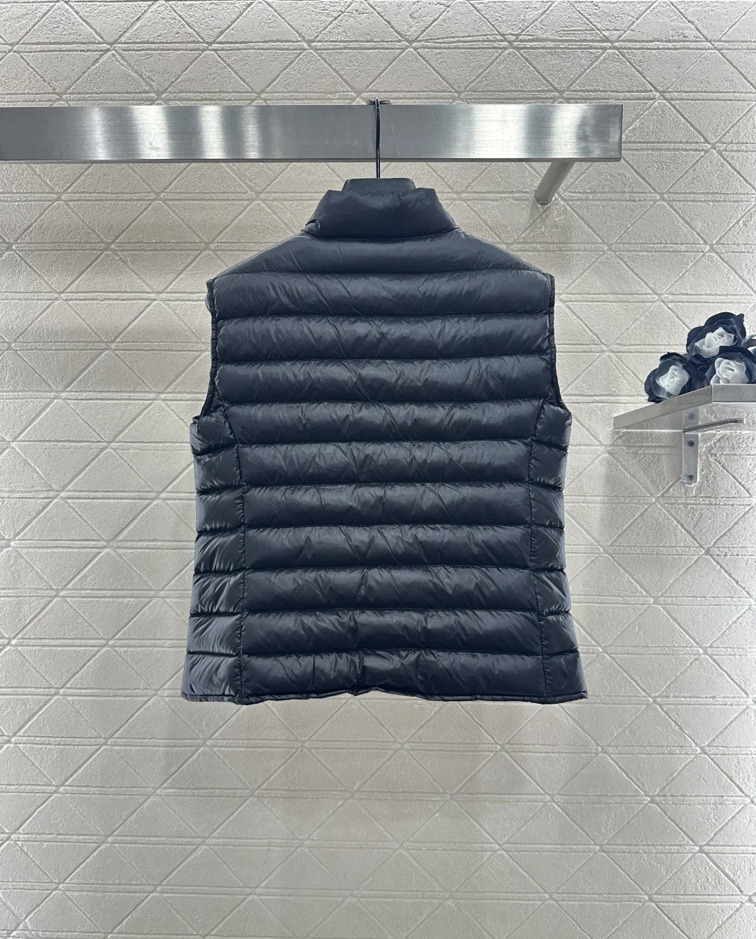 เสื้อกั๊กขนเป็ดสีขาวสำหรับผู้หญิง แฟชั่นฤดูใบไม้ร่วงและฤดูหนาวใหม่ ผลิตจากวัสดุไนลอนกันลมและกันน้ำ คอตั้ง